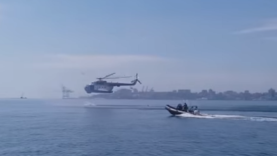 Прикордонники висадилися в море з вертольота