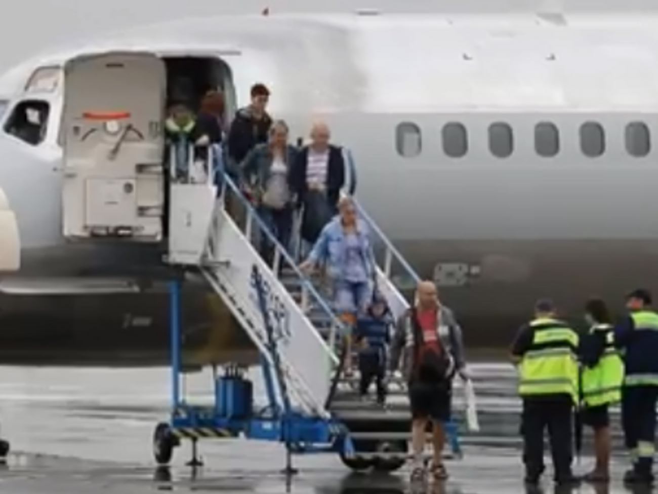 У самолета, который совершил аварийную посадку, проводят замену двигателя