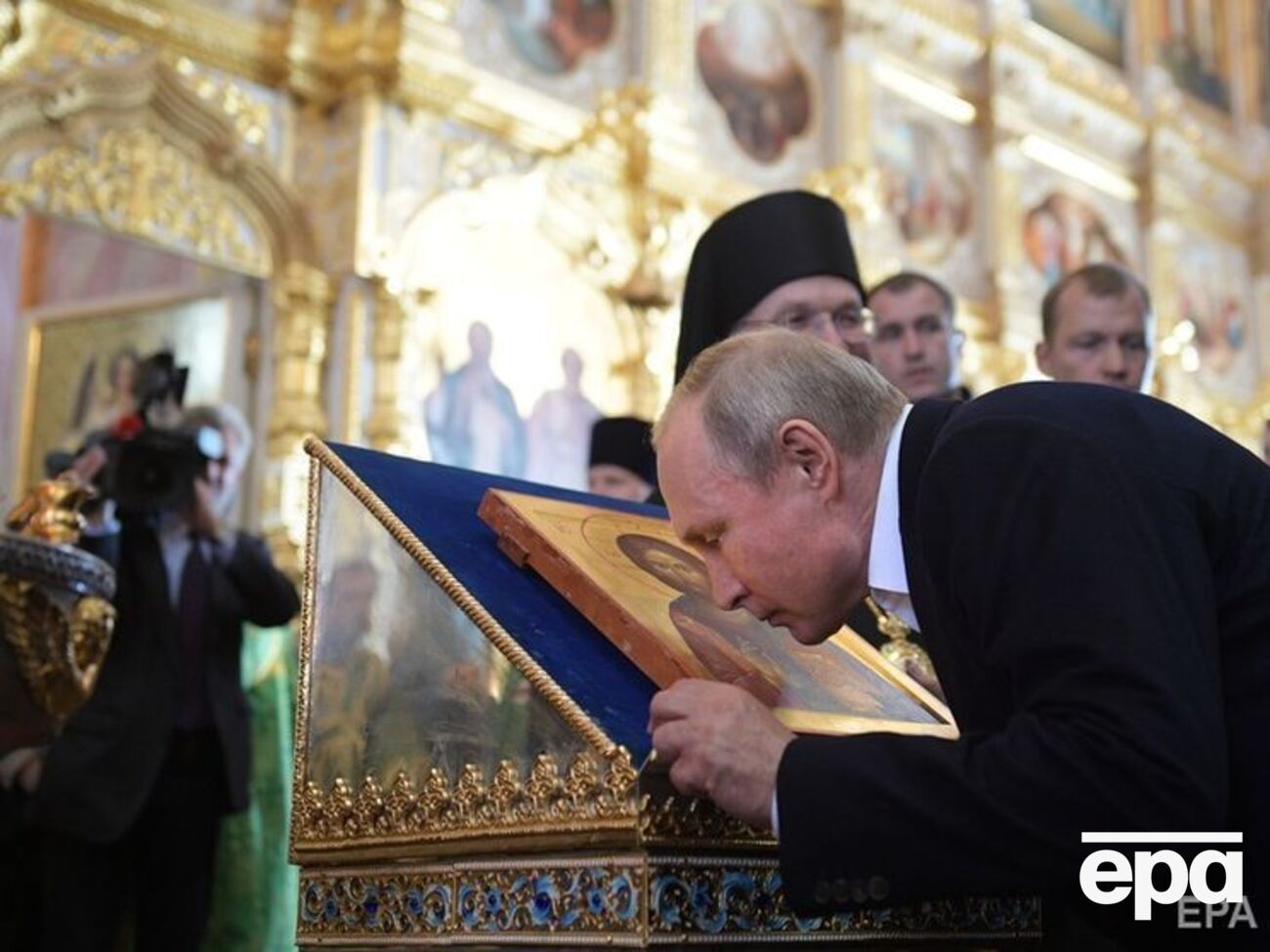 Российский президент посетил литургию и прогулялся по территории монастыря