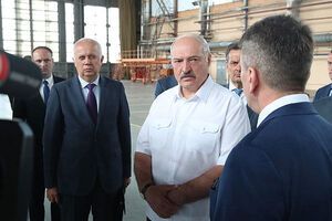 Лукашенко (у білій сорочці) побував на заводі в Орші