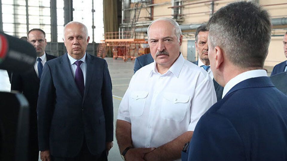 Лукашенко (у білій сорочці) побував на заводі в Орші