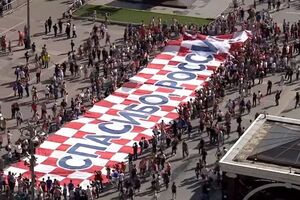 Банер із написом "Спасибо, Россия" на Тріумфальній площі в Москві