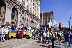 До Київради прийшли прихильники та противники подорожчання вартості проїзду в метро