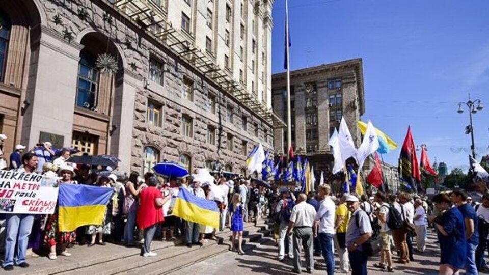 До Київради прийшли прихильники та противники подорожчання вартості проїзду в метро
