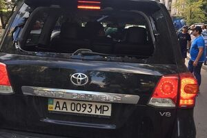 Окно в машине выбили камнем