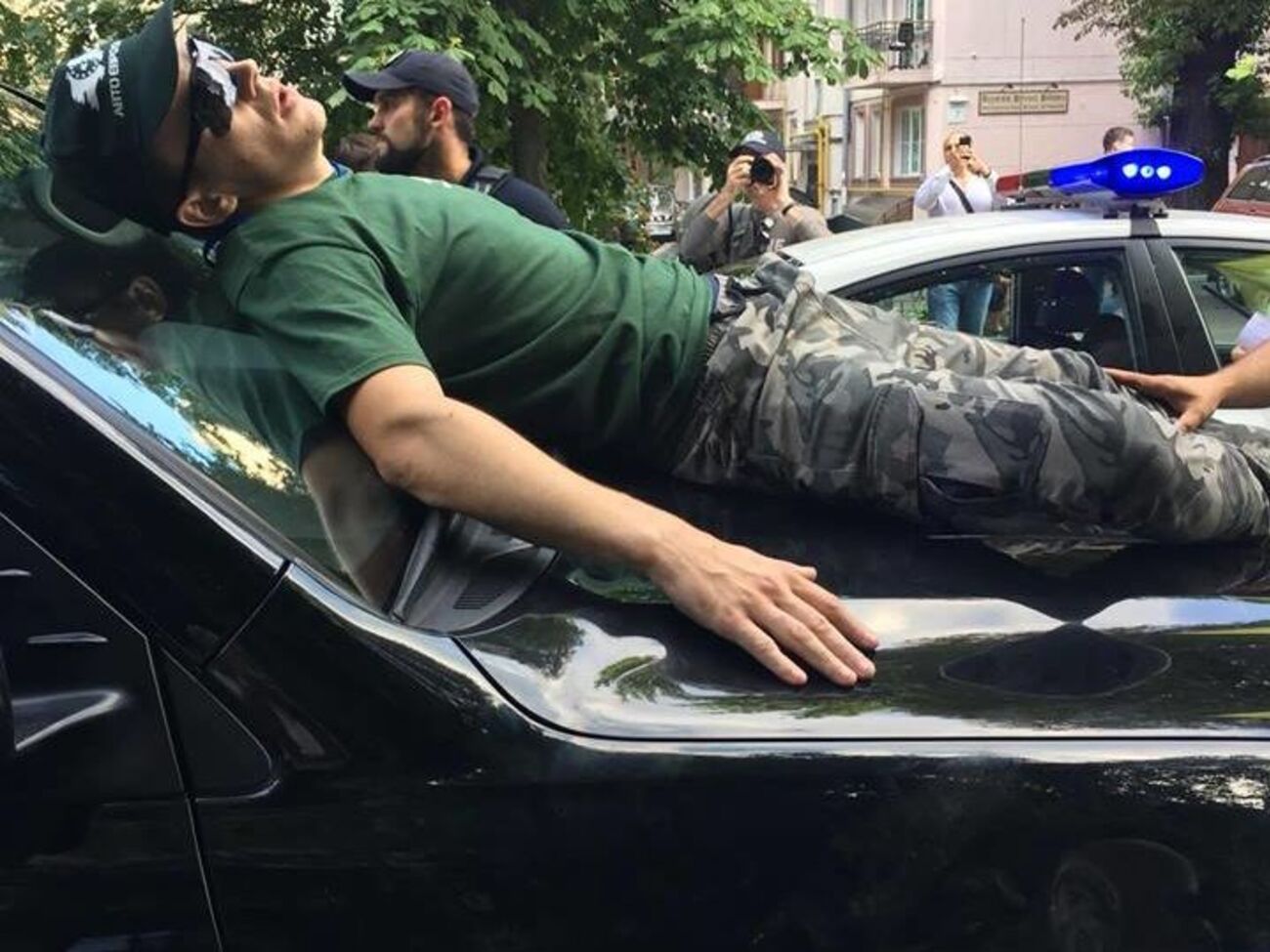 Масорина уверена, что мужчина, который запрыгнул на капот авто, не пострадал