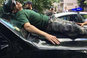 Масорина уверена, что мужчина, который запрыгнул на капот авто, не пострадал