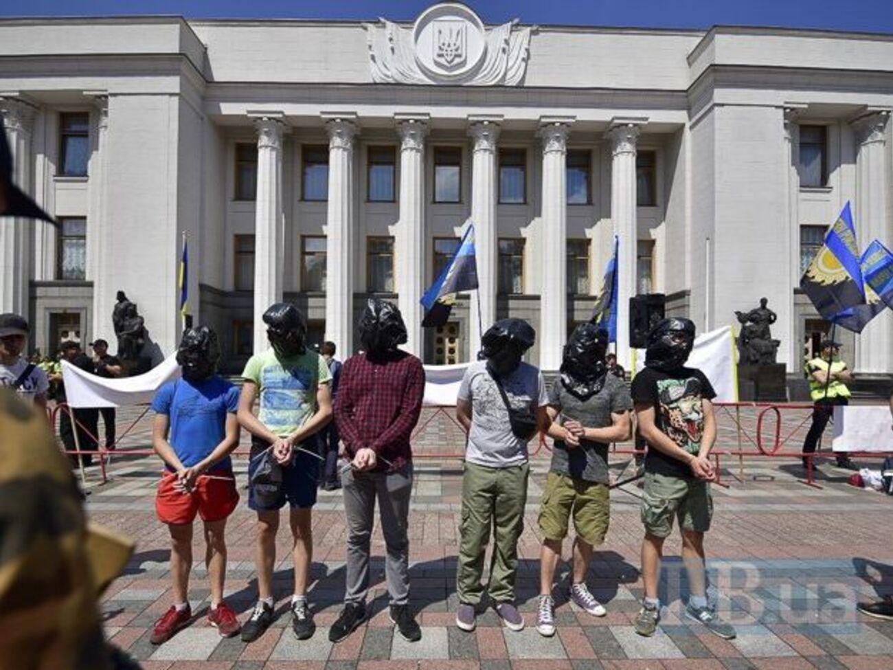У Києві пройшла флешмоб-акція "парад полонених". Фоторепортаж