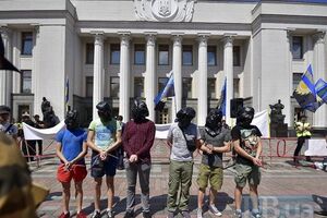 В Киеве прошла флешмоб-акция "Парад пленных". Фоторепортаж