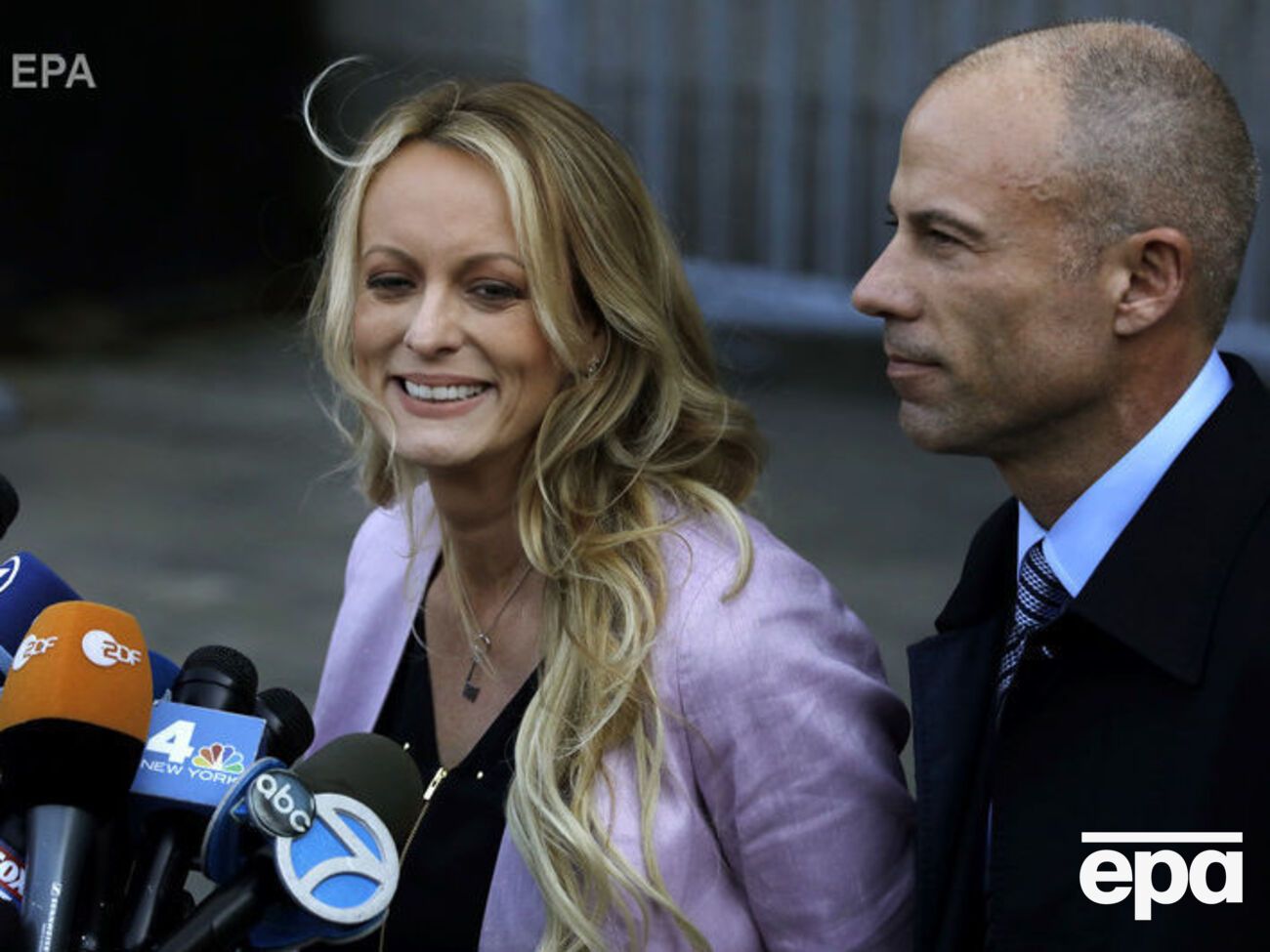 Авенатті (праворуч) домігся зняття обвинувачень із Деніелс (ліворуч)