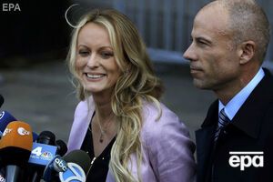 Авенатті (праворуч) домігся зняття обвинувачень із Деніелс (ліворуч)