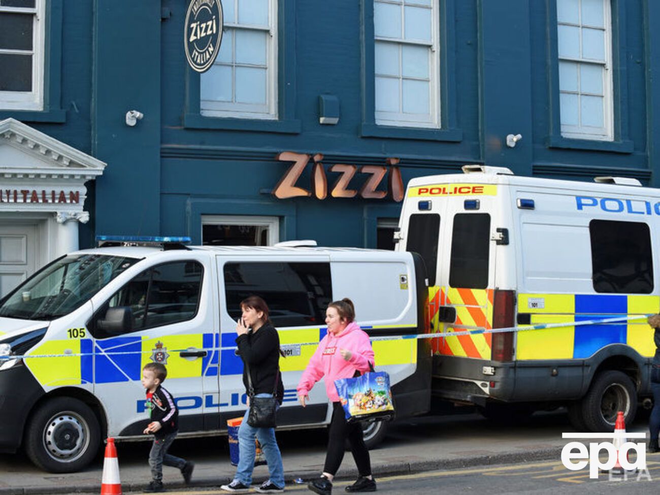 Возле ресторана Zizzi в Солсбери работали медики и правоохранители