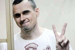 Українського кінорежисера Олега Сенцова затримала ФСБ Росії у травні 2014-го у Криму, його було обвинувачено у "тероризмі" і засуджено до 20 років суворого режиму. У жовтні 2017 року етаповано до виправної колонії №8 "Білий ведмідь" у місті Лабитнангі