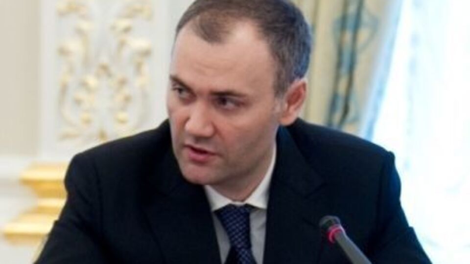 Суд снял арест со средств Колобова