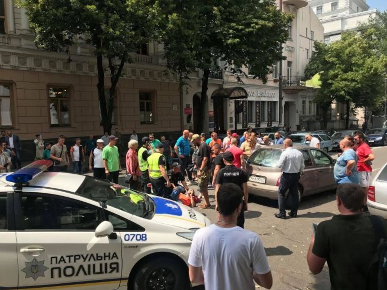 Потерпілому надають допомогу співробітники поліції