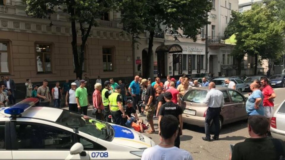 Потерпілому надають допомогу співробітники поліції