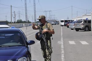 Держприкордонслужба: Через "Новотроїцьке" на тимчасово окуповані території прослідувало 13 вантажних автомобілів із гуманітарною допомогою