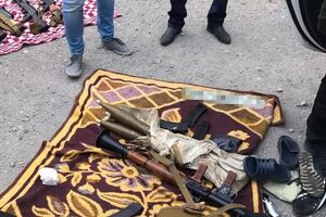 СБУ изъяла восемь автоматов Калашникова, ручной гранатомет, реактивные гранаты и более тысячи патронов