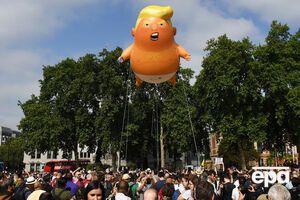 Трампа зобразили немовлям у підгузку і зі смартфоном у руці