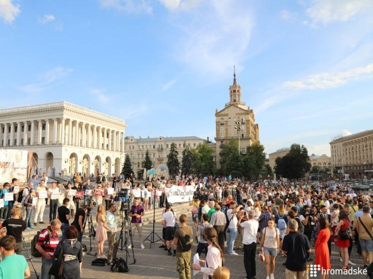 Активисты вышли с плакатами #SaveOlegSentsov и "Свободу политзаключенным"