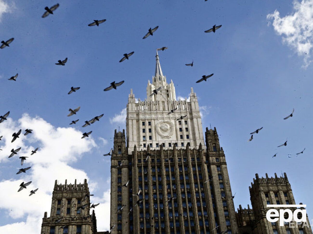 По данным "Коммерсанта", МИД РФ пока не будет отвечать на высылку российских дипломатов из Греции