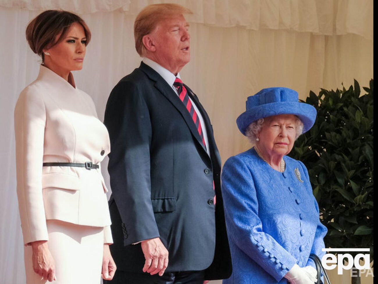 Во время встречи Трамп шел впереди королевы Англии