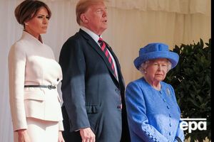 Під час зустрічі Трамп ішов попереду королеви Англії