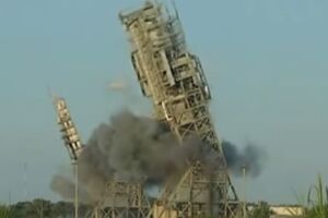 60-метровые башни, построенные более 60 лет назад, ликвидировали методом подрыва