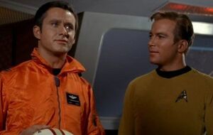 Популярность Перри (слева) принесла роль Джона Кристофера в телесериале "Звездный путь"