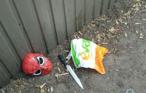 После нападений маски и ножи мужчина выбрасывал