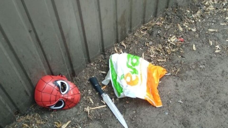 После нападений маски и ножи мужчина выбрасывал