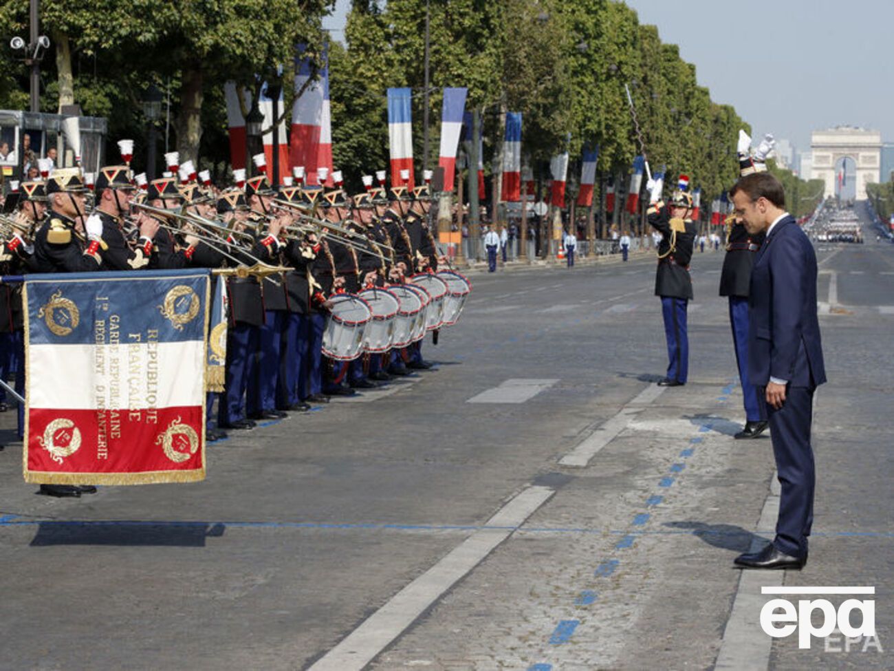 В празднике участвовал Макрон (справа)