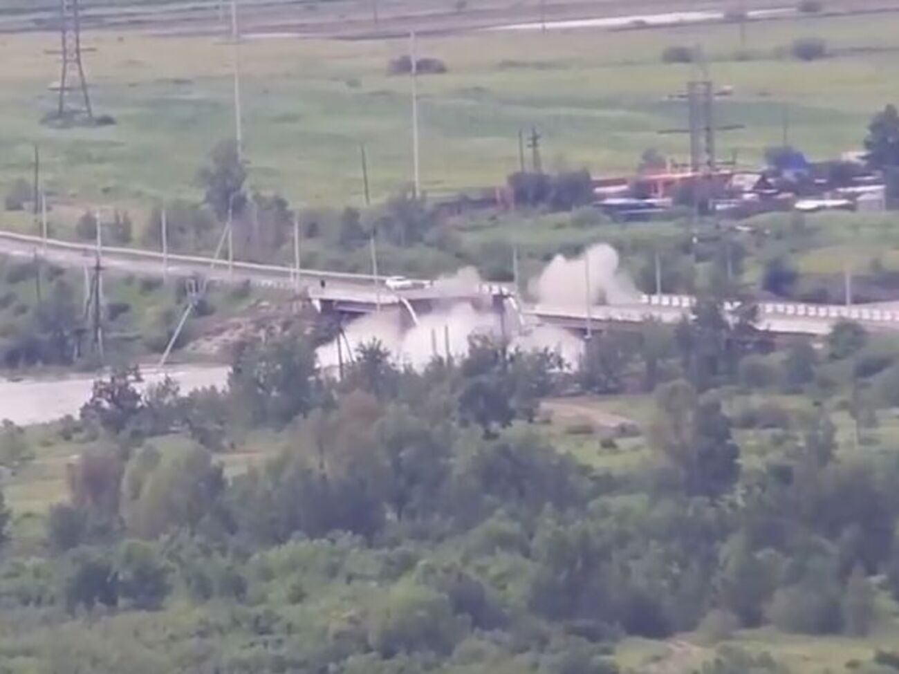 Движение по рухнувшему мосту перекрыли еще 11 июля из-за подмыва опоры