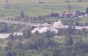 Движение по рухнувшему мосту перекрыли еще 11 июля из-за подмыва опоры