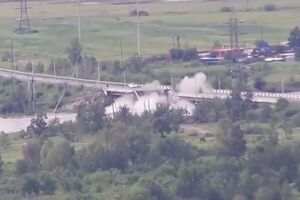 Рух по зруйнованому мосту перекрили ще 11 липня через підмивання опори