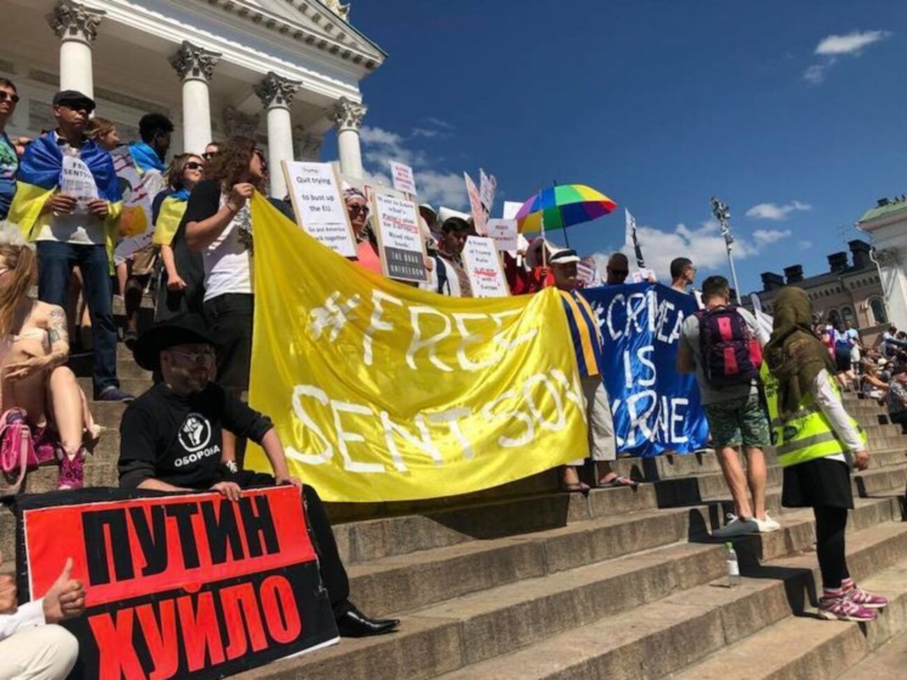 У Гельсінкі напередодні зустрічі Трампа і Путіна проходить мітинг на підтримку Сенцова. Фоторепортаж