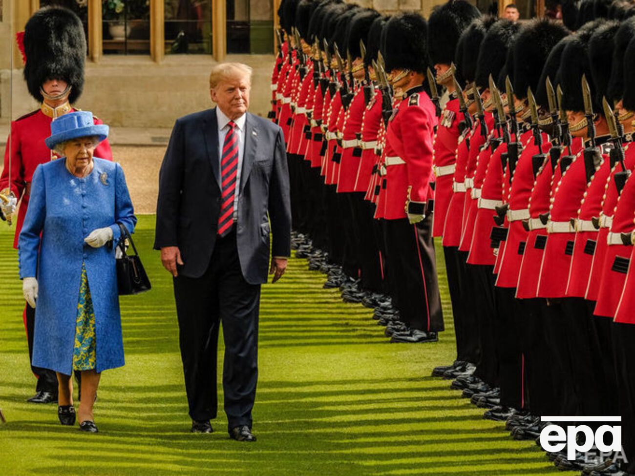 Трамп під час візиту до Великобританії зустрівся з королевою Єлизаветою II
