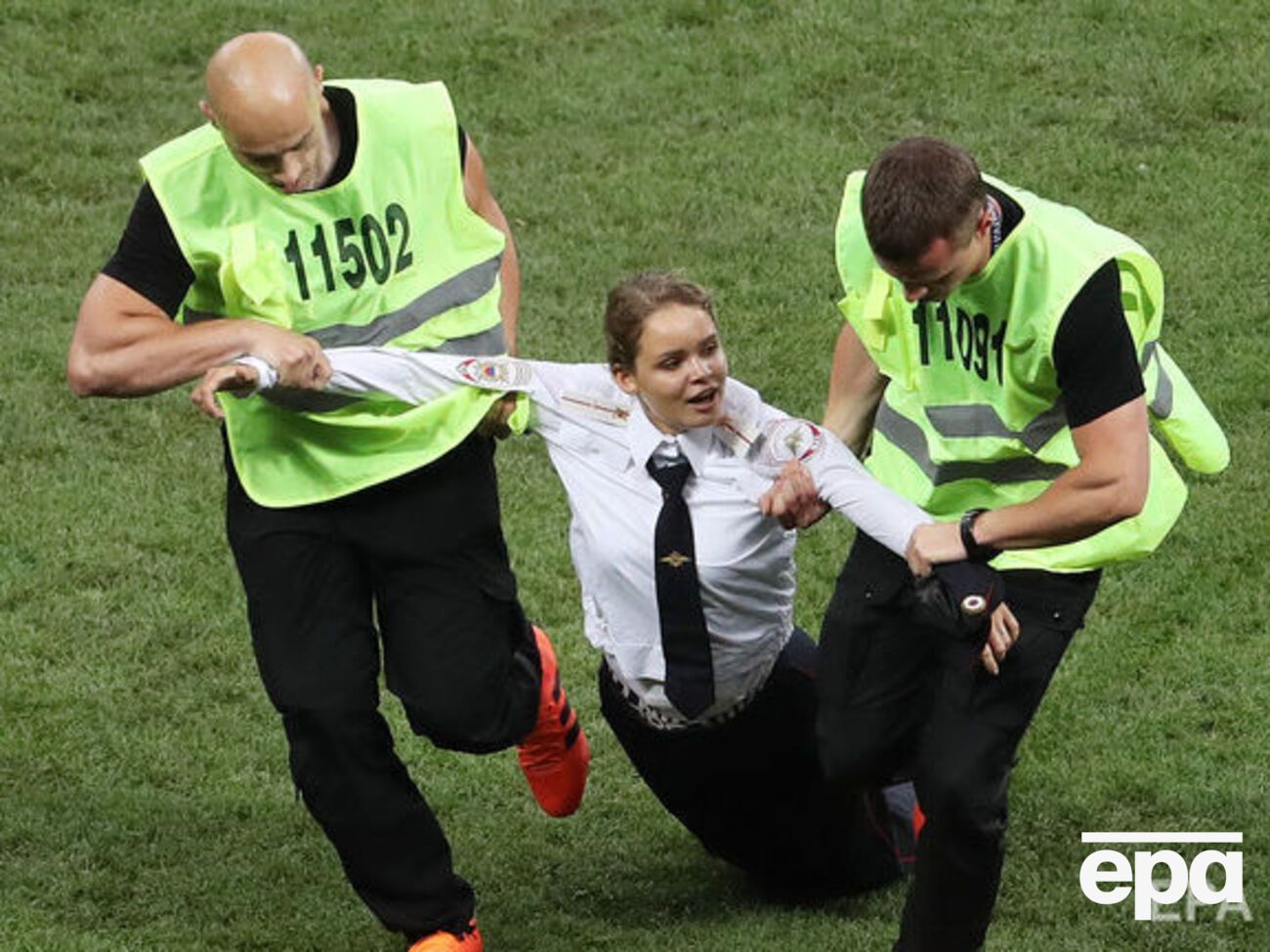 Учасники Pussy Riot пояснили, що вибігли на стадіон, щоб вимагати звільнення політв'язнів