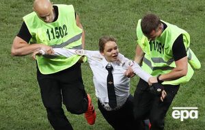 Учасники Pussy Riot пояснили, що вибігли на стадіон, щоб вимагати звільнення політв'язнів