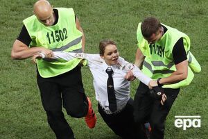 Учасники Pussy Riot пояснили, що вибігли на стадіон, щоб вимагати звільнення політв'язнів