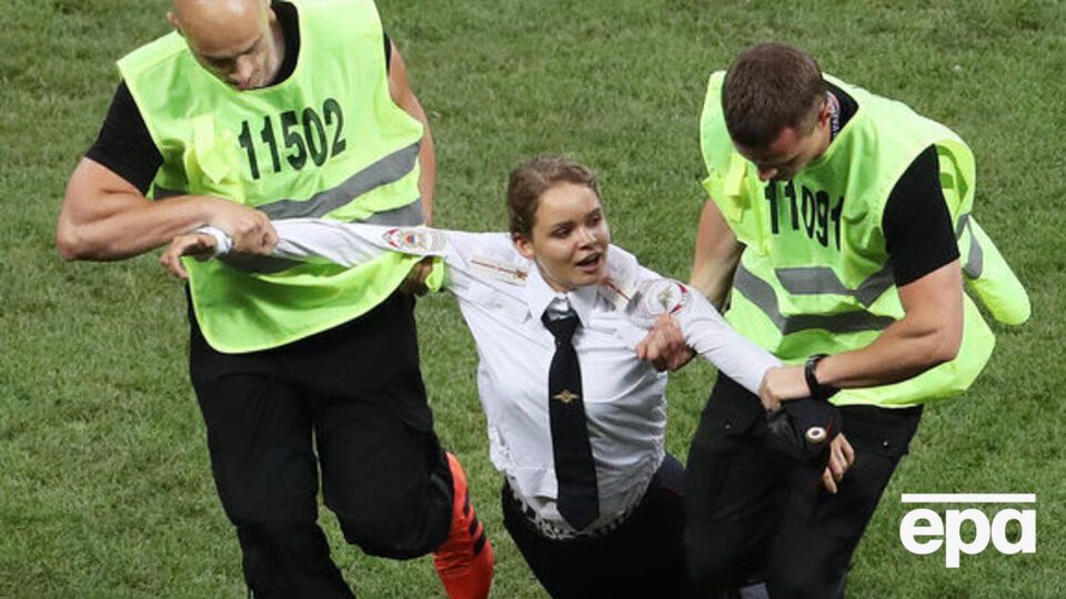 Учасники Pussy Riot пояснили, що вибігли на стадіон, щоб вимагати звільнення політв'язнів