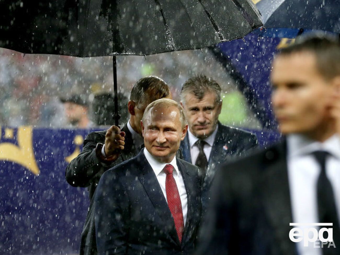 Под зонтиком только Путин. Во время церемонии награждения на ЧМ 2018 начался ливень. Фоторепортаж