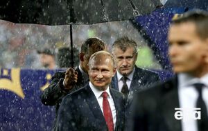Під парасолькою тільки Путін. Під час церемонії нагородження на ЧС 2018 почалася злива. Фоторепортаж