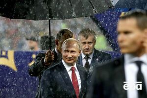 Под зонтиком только Путин. Во время церемонии награждения на ЧМ 2018 начался ливень. Фоторепортаж