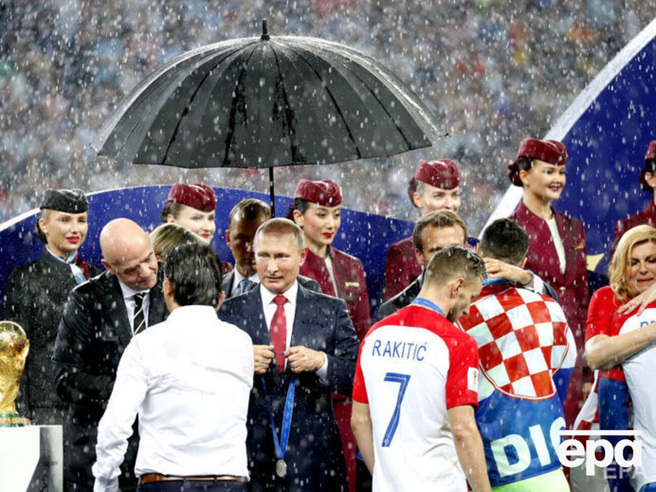 Во время церемонии награждения зонтик сначала достался только Путину