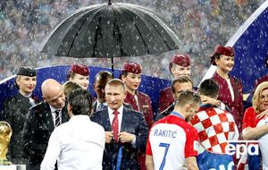 Під час церемонії нагородження парасолька спочатку дісталася тільки Путіну