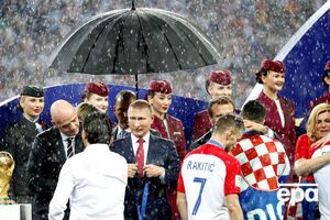 Во время церемонии награждения зонтик сначала достался только Путину