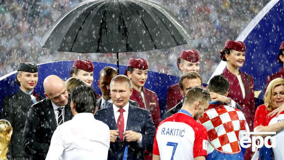 Во время церемонии награждения зонтик сначала достался только Путину