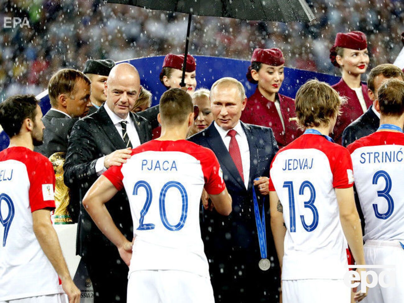 Під час нагородження фіналістів ЧС 2018 парасольку спочатку принесли тільки Путіну