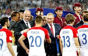 Під час нагородження фіналістів ЧС 2018 парасольку спочатку принесли тільки Путіну